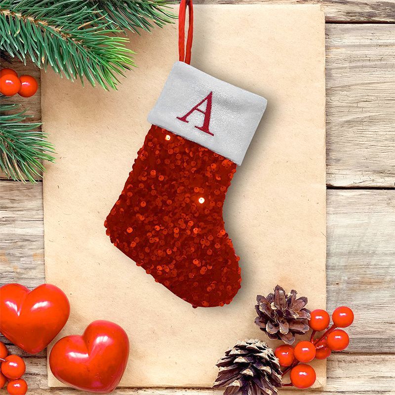 Embroidery Xmas Ornaments - 赤いスパンコールのクリスマスストッキング、Aの文字の刺繍、グレーのベルベットの縁取り、クリスマスギフトホルダー、ツリーオーナメント、ホームパーティーデコレーション