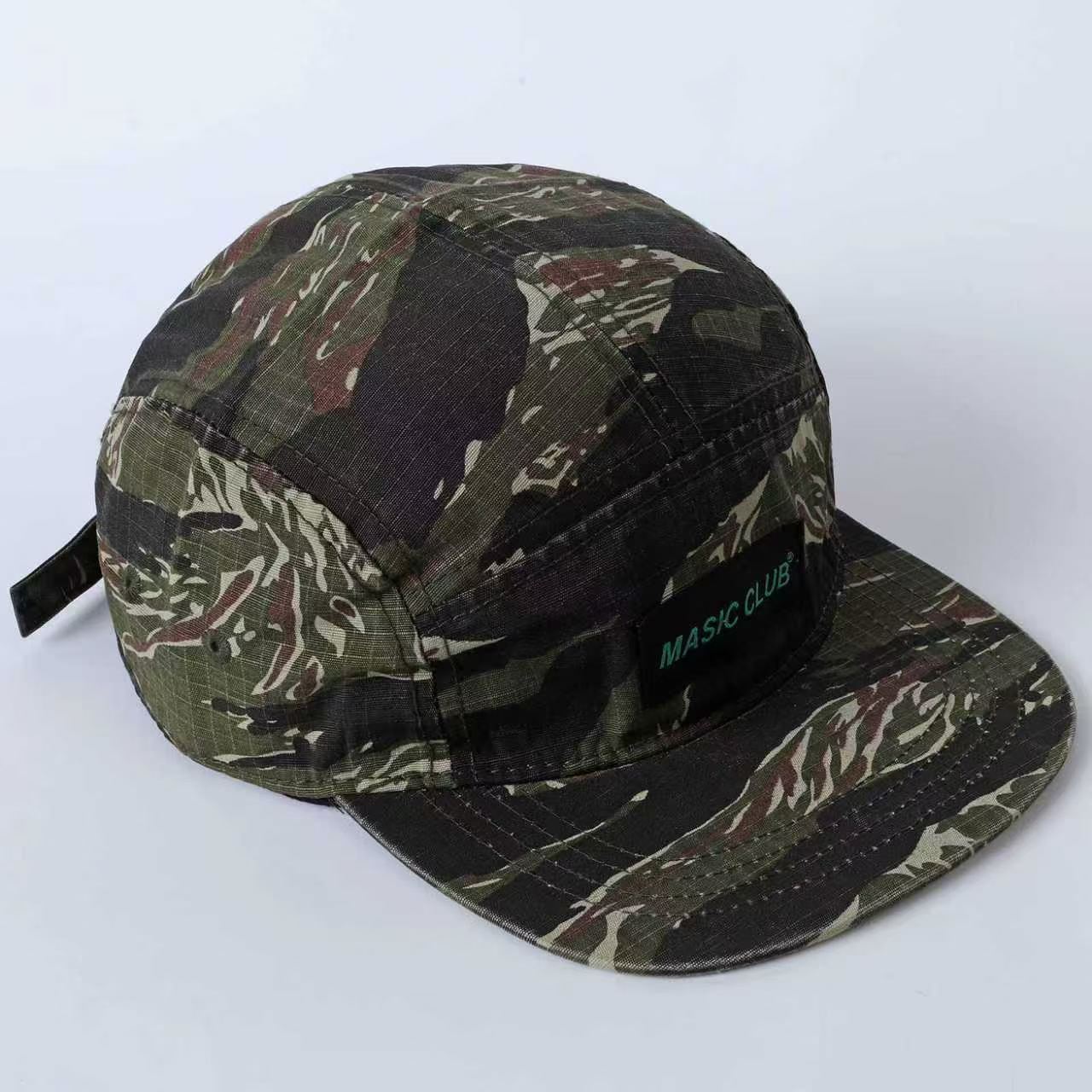 Embroidery Hat Machine - ストライプ柄の迷彩刺繍レターロゴ入り野球帽、頑丈でヴィンテージスタイル、アウトドアやカジュアルウェアに最適。